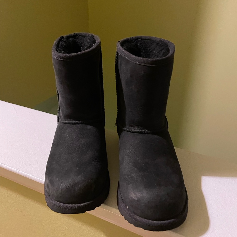 EUC kids uggs size 4 (36) Classic short